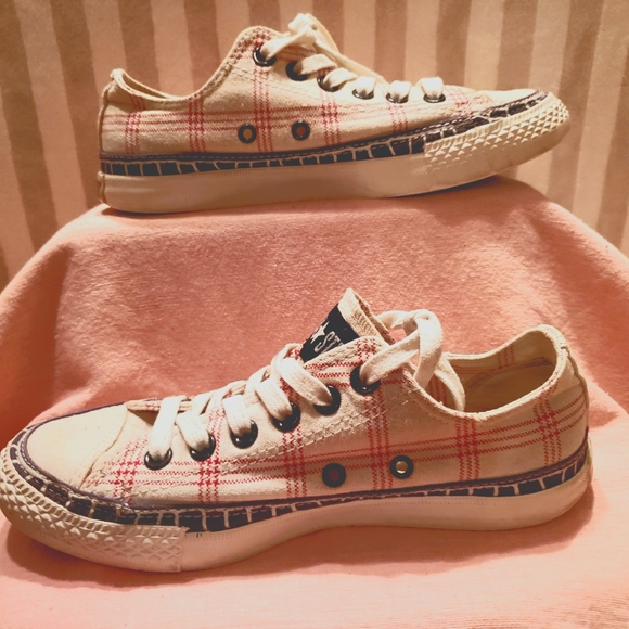 EUC CTAS classic low top in unique pattern red/white /black canvas (4.5M / 6.5W) - Picture 2 of 8